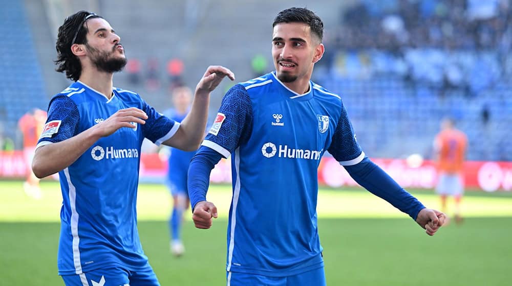 Mohammed El Hankouri (l) und Livan Burcu wurden vom 1. FC Magdeburg verabschiedet. / Foto: Swen Pförtner/dpa