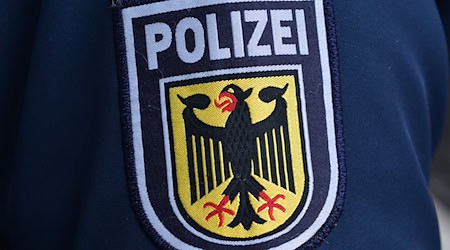 In Leipzig hat ein 20-Jähriger Steine auf Reisende geworfen. (Symbolbild) / Foto: Martin Schutt/dpa
