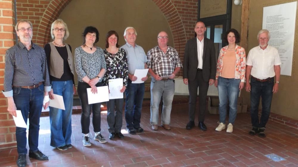 Landrat Ralf Hänsel (3. v. r.) mit einigen Naturschutzhelferinnen und -helfern sowie den beiden Kreisnaturschutzbeauftragten (rechts) bei der Berufung. Foto: Landratsamt Meißen, Kreisumweltamt