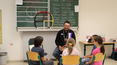 Radebeuler Grundschüler lernten NuVassie W. Blacksmith vom Stamm der Lakota kennen. Foto: Stadt Radebeul