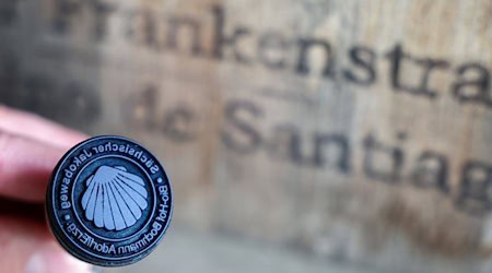 Pilgerstempel vom sächsischen Jakobsweg: Das Land Sachsen unterstützt in diesem Jahr 46 Wander- und Pilgerprojekte. (Archivbild) / Foto: Jan Woitas/dpa