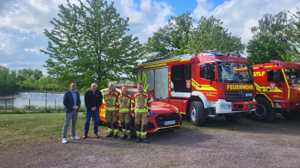 Vertreter der Feuerwehr, Stadt und Firma vor dem Regenrückhaltebecken. Foto. Feuerwehr 