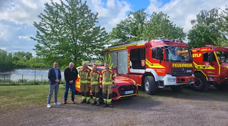 Vertreter der Feuerwehr, Stadt und Firma vor dem Regenrückhaltebecken. Foto. Feuerwehr 