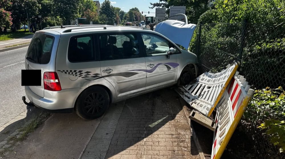 In die Absperrung gefahren: Unfall in Coswig. Foto: Feuerwehr. 