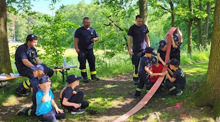 Die Feuerwehr-Bambinis im Waldbad Oberau. Foto: Feuerwehr Meißen 