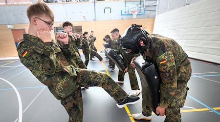 Übung macht den Meister: Die Schüler lernten Nahkampftechniken. Foto: Bundeswehr/Gräf