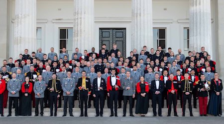 Die britischen, französischen und deutschen Teilnehmer vor dem Old College der Royal Military Academy Sandhurst – ein unvergesslicher Moment des internationalen Austauschs. Foto: Tempest Photography