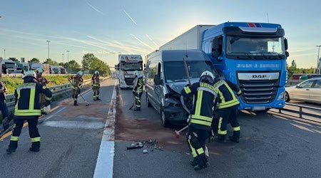 Unfall mit Transporter auf der A4. Öl ist ausgelaufen. Foto: Feuerwehr 