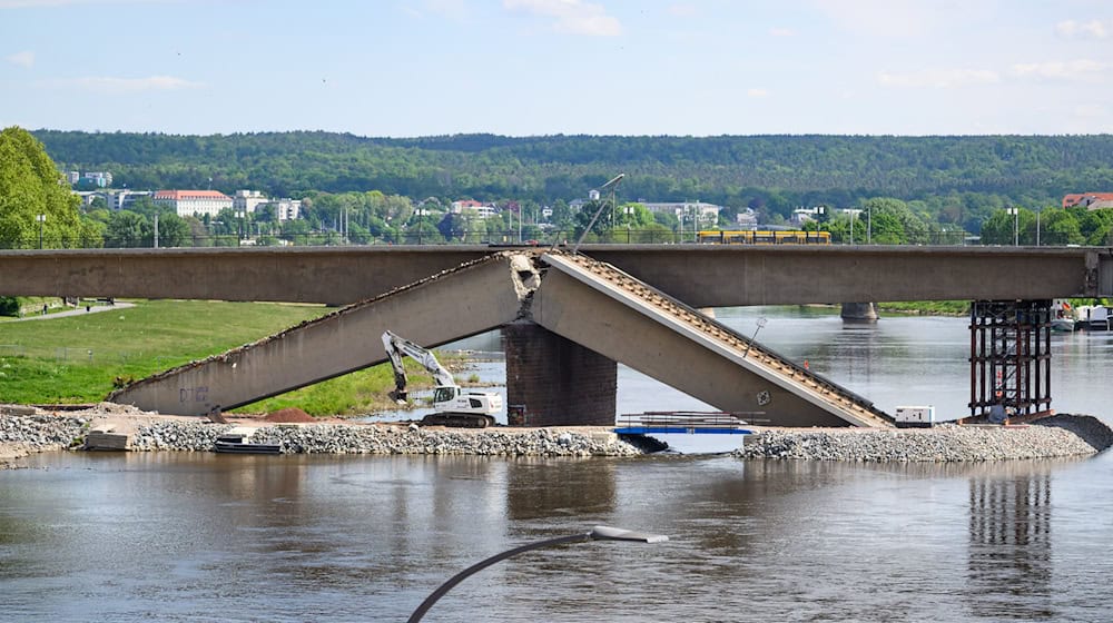 The demolition of the destroyed Carola Bridge in Dresden continues. / Photo: Robert Michael/dpa