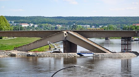 У Дрездені триває знесення зруйнованого мосту Кароля. / Фото: Robert Michael/dpa
