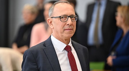 Sachsens AfD-Chef Jörg Urban meldet Bedenken gegen den 8. Mai als Feiertag an (Archivbild). / Foto: Robert Michael/dpa