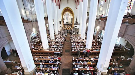 Für den freien Tag am Buß- und Bettag zahlen Arbeitnehmer in Sachsen einen höheren Beitrag zur Pflegeversicherung. (Archivbild)  / Foto: picture alliance / dpa