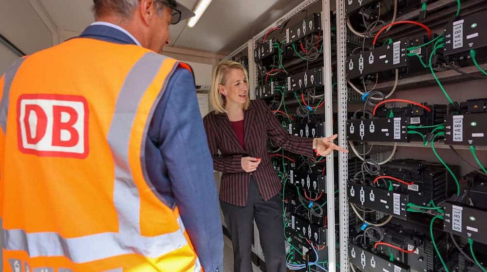 Laut Katrin Habenschaden, Nachhaltigkeitschefin der Deutschen Bahn, kann mit Solaranlagen und Batteriespeichern rund ein Viertel des Strombedarfs im Leipziger Werk gedeckt werden.  / Foto: Jan Woitas/dpa