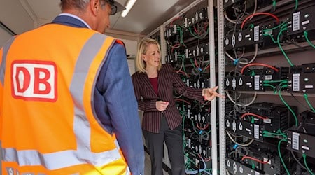 Po Katrin Habenschaden, šefina naslědnosće Němskeje železnicy, móže so ze solarnymi připrawami a baterijowym składami něhdźe štwórćina milinoweje potrjeby w Lipšćanskim zawodźe kryć.  / Foto: Jan Woitas/dpa