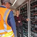 Laut Katrin Habenschaden, Nachhaltigkeitschefin der Deutschen Bahn, kann mit Solaranlagen und Batteriespeichern rund ein Viertel des Strombedarfs im Leipziger Werk gedeckt werden.  / Foto: Jan Woitas/dpa