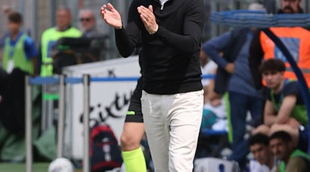 Heiße Aktie: Como-Coach Cesc Fàbregas.  / Foto: Antonio Saia/LaPresse via ZUMA Press/dpa