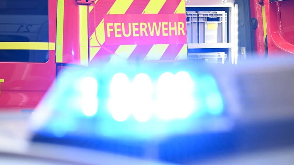 Etwa 70 Feuerwehrleute sind bei dem Brand im Einsatz. (Symbolbild) / Foto: Bernd Weißbrod/dpa