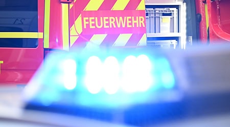Etwa 70 Feuerwehrleute sind bei dem Brand im Einsatz. (Symbolbild) / Foto: Bernd Weißbrod/dpa