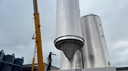 Die neuen Gärtanks schweben ein. Foto: privat