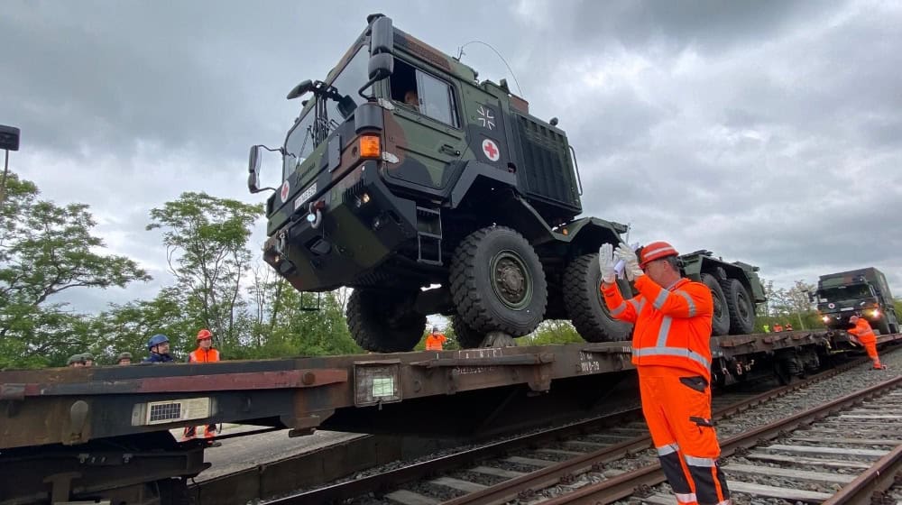 Millimeterarbeit in Zeithain bei der Bahnverladung von Großtechnik. Fotos: Bundeswehr/Jany