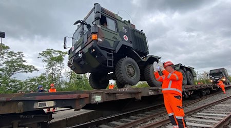 Millimeterarbeit in Zeithain bei der Bahnverladung von Großtechnik. Fotos: Bundeswehr/Jany