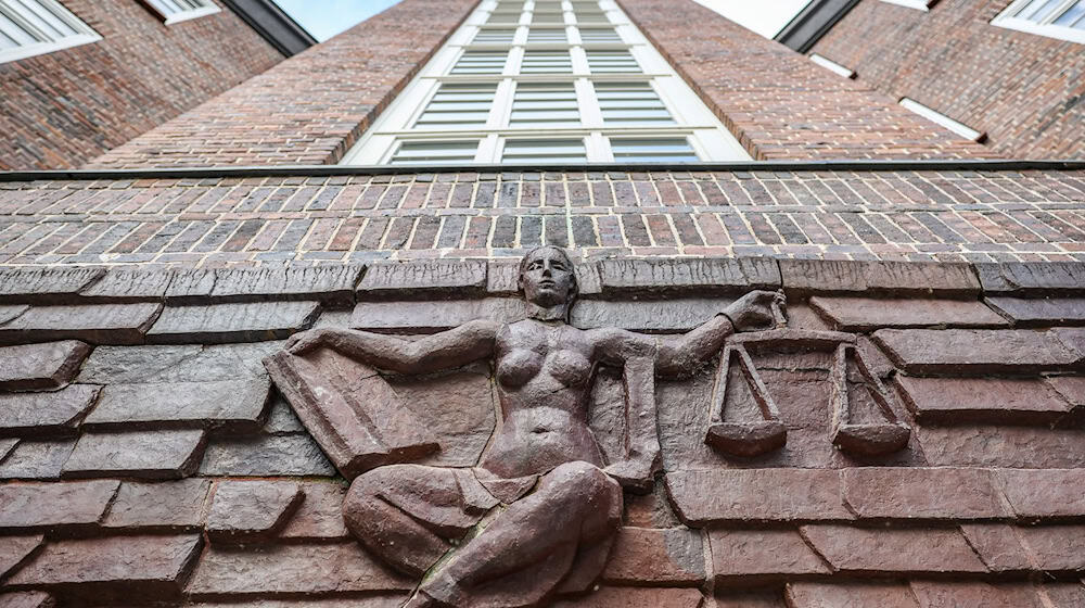 Nach Ausschreitungen von Rechtsextremen im Spätsommer 2018 in Chemnitz müssen sich nun weitere vier Männer vor Gericht verantworten. (Symbolfoto) / Foto: Jan Woitas/dpa