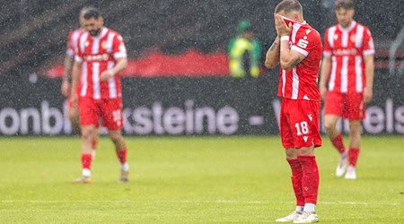  Spieler des FC Energie Cottbus, vorn Erik Engelhardt, sind enttäuscht . / Foto: Frank Hammerschmidt/dpa
