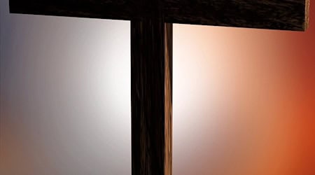 Symbolbild Holzkreuz / pixabay kalhh