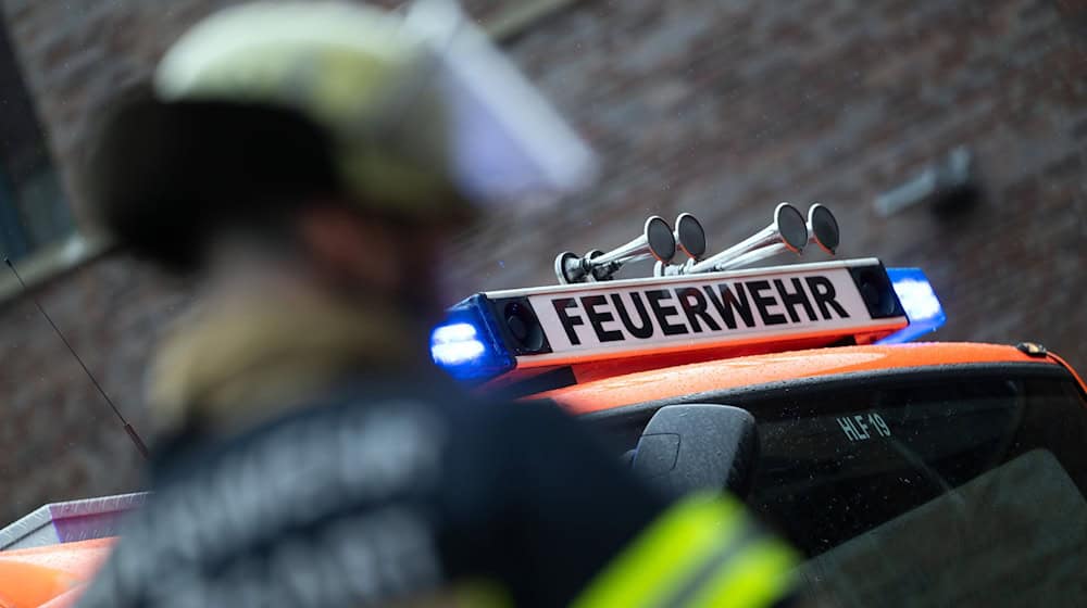 Die Feuerwehr löscht über mehrere Stunden den brennenden Dachstuhl des Hauses. (Symbolbild) / Foto: Marijan Murat/dpa