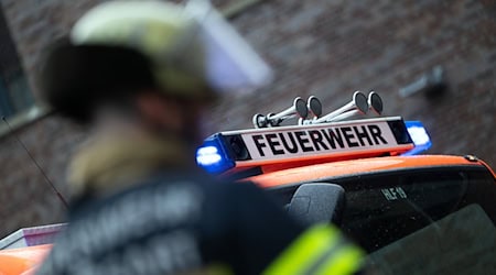 Die Feuerwehr löscht über mehrere Stunden den brennenden Dachstuhl des Hauses. (Symbolbild) / Foto: Marijan Murat/dpa