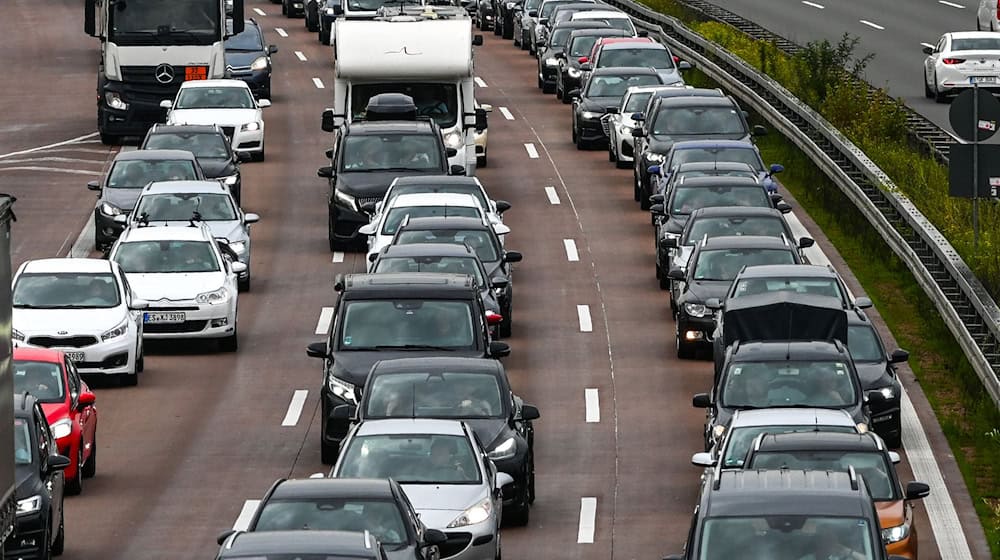 Drivers must expect heavy traffic on the highways and an increased risk of congestion in roadworks before Ascension Day. (Symbolic image) / Photo: Heiko Rebsch/dpa
