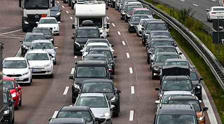 Drivers must expect heavy traffic on the highways and an increased risk of congestion in roadworks before Ascension Day. (Symbolic image) / Photo: Heiko Rebsch/dpa