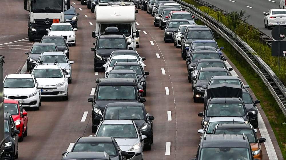 Drivers must expect heavy traffic on the highways and an increased risk of congestion in roadworks before Ascension Day. (Symbolic image) / Photo: Heiko Rebsch/dpa