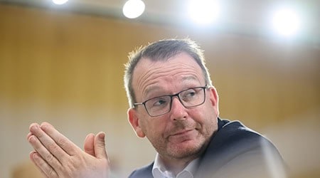 District Administrator Krüger: "I made a mistake." (Archive image) / Photo: Robert Michael/dpa