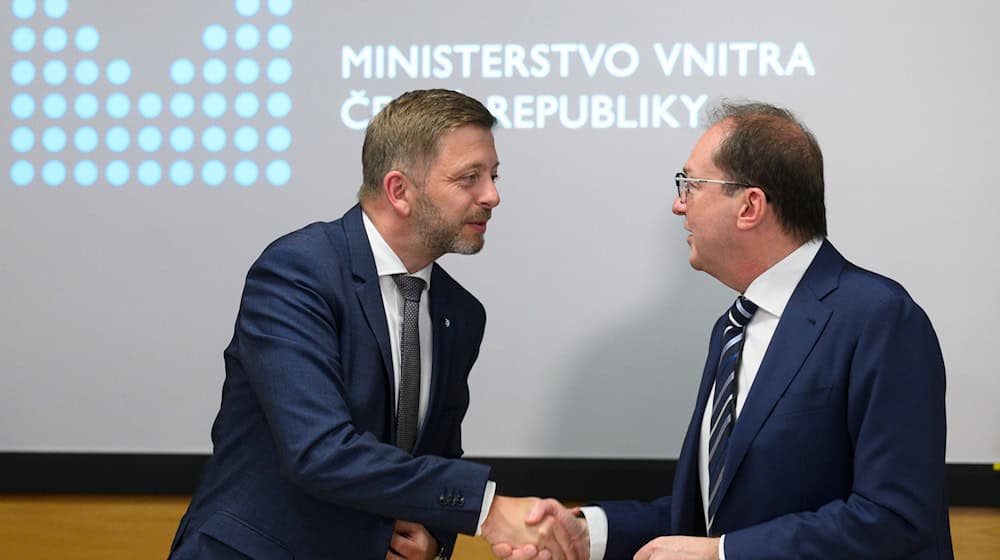 Czech Interior Minister Vit Rakusan receives German Interior Minister Alexander Dobrindt at a press conference after their meeting. / Photo: Kamaryt Michal/CTK/dpa