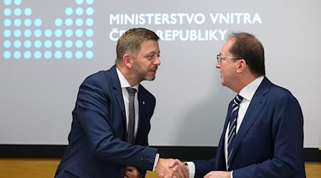 Czech Interior Minister Vit Rakusan receives German Interior Minister Alexander Dobrindt at a press conference after their meeting. / Photo: Kamaryt Michal/CTK/dpa