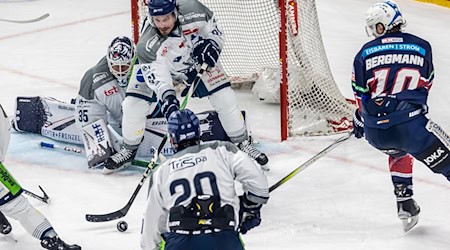 Джастін Браун (2-й зліва) у футболці Straubing Tigers у півфіналі проти Eisbären Berlin / Фото: Andreas Gora/dpa