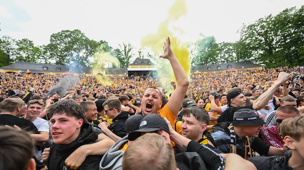 Fans cheer at the public viewing in the open-air stage Junge Garde after promotion to the 2nd Bundesliga / Photo: Robert Michael/dpa