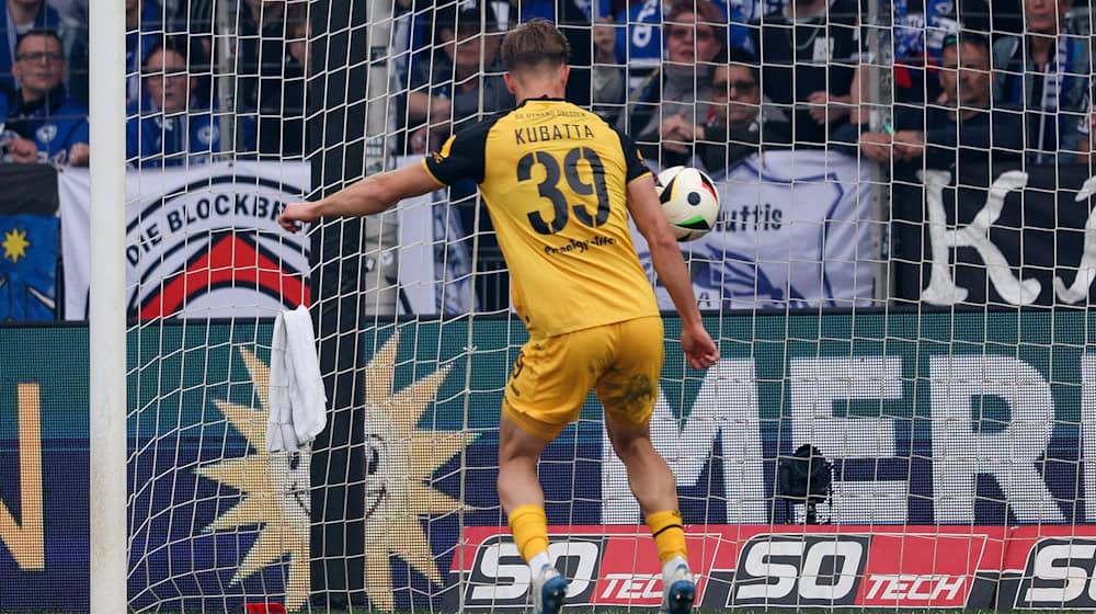 David Kubatta scores an own goal to equalize the score at 1:1 / Photo: Friso Gentsch/dpa