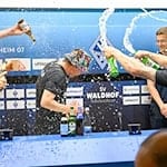 Dresdens Spielern feiern mit einer Bierdusche ihres Trainers Thomas Stamm (M) den Aufstieg in die 2. Fußball-Bundesliga. / Foto: Uwe Anspach/dpa