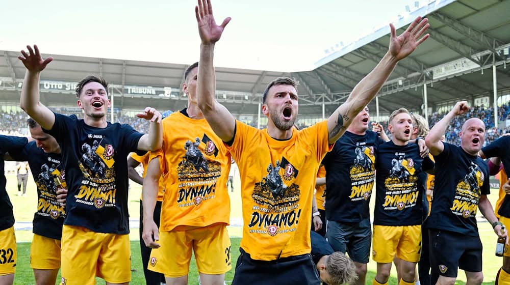Dresden's team celebrates promotion. Now those responsible are planning to stay in the league for longer. / Photo: Uwe Anspach/dpa