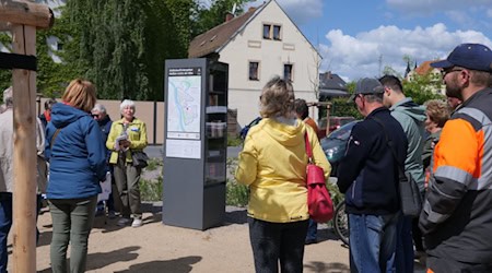 eronika Kosemetzky, Vorsitzende der Meißner Seniorenvertretung begrüßte zur Einweihung des neuen Büchertauschschranks. Foto: Stadt Meißen