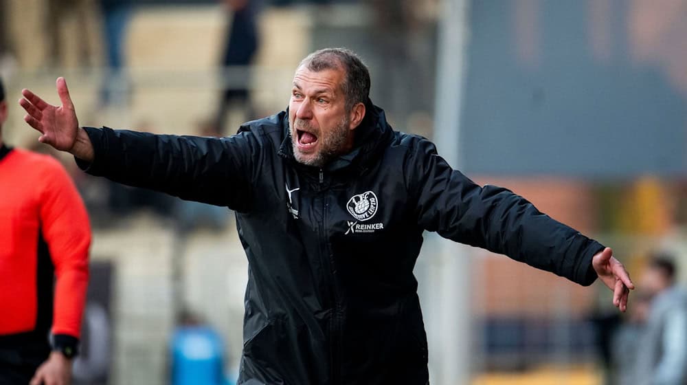 Lok-Trainer Jochen Seitz feiert nach der Regionalliga-Meisterschaft auch den Pokalsieg / Foto: Julius Frick/dpa-Zentralbild/dpa