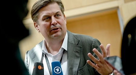 Gegen den AfD-Politiker Maximilian Krah läuft ein Ermittlungsverfahren wegen des Verdachts der Bestechlichkeit und Geldwäsche (Archivbild). / Foto: Britta Pedersen/dpa