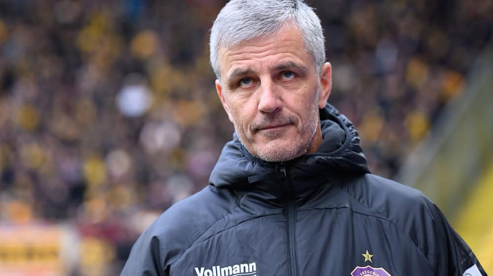 Aue-Trainer Jens Härtel kann nach dem Klassenerhalt nach vorn blicken. / Foto: Robert Michael/dpa