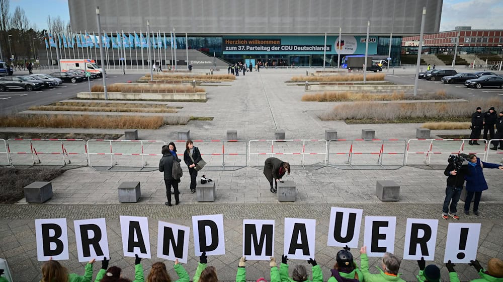 Pola Swobodnych wolerjow na wuchodźe so palna murja přećiwo AfD jako mało pomocliwu wobhladuje. (Symbobild) / Foto: Sebastian Christoph Gollnow/dpa