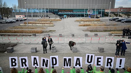 Pola Swobodnych wolerjow na wuchodźe so palna murja přećiwo AfD jako mało pomocliwu wobhladuje. (Symbobild) / Foto: Sebastian Christoph Gollnow/dpa