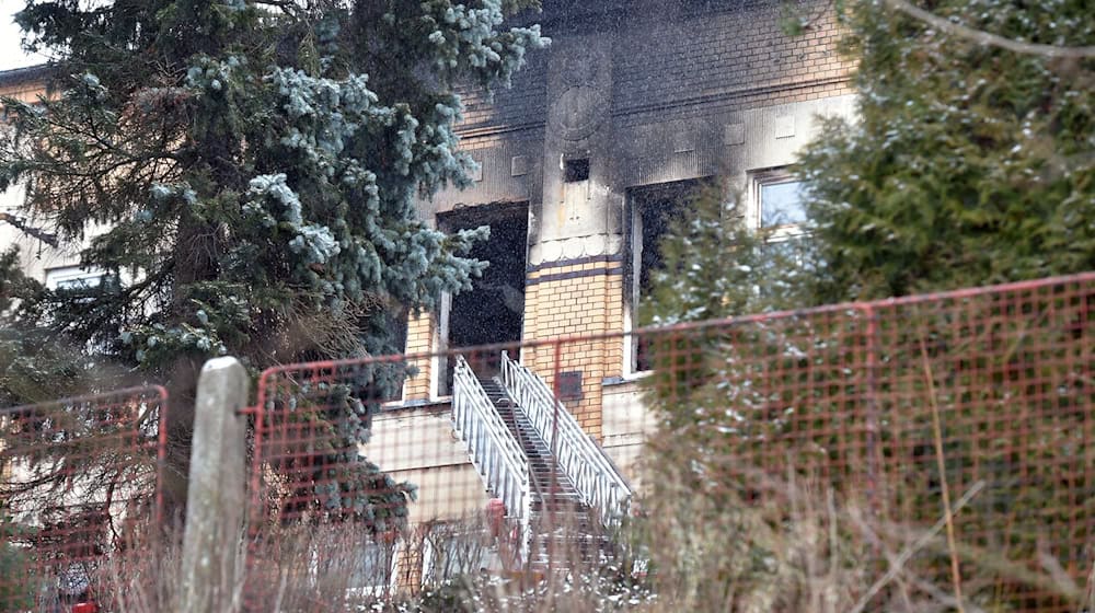Eine Feuerwehrleiter führt während Löscharbeiten zu einem Fenster in einem Heim für Behinderte. (Archivbild) / Foto: Slavomír Kubeš/CTK/dpa