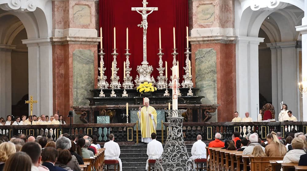 Bei einem Gottesdienst in der Dresdner Kathedrale wurden fünf neue Diakone für das Bistum Dresden-Meißen geweiht.  / Foto: Michael Baudisch/Bistum Dresden-Meißen/dpa