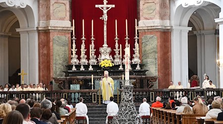 Bei einem Gottesdienst in der Dresdner Kathedrale wurden fünf neue Diakone für das Bistum Dresden-Meißen geweiht.  / Foto: Michael Baudisch/Bistum Dresden-Meißen/dpa